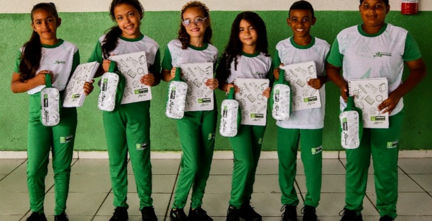 Prefeitura de Sobrado realiza entrega de fardamento e material escolar para todos os alunos da rede municipal de ensino