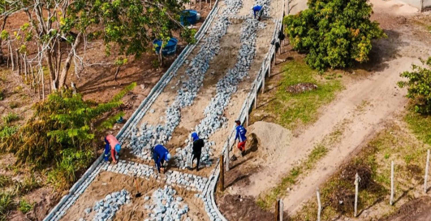 Comunidade de Lagoa do Padre recebe investimento com constru��o de cal�amento para beneficiar moradores