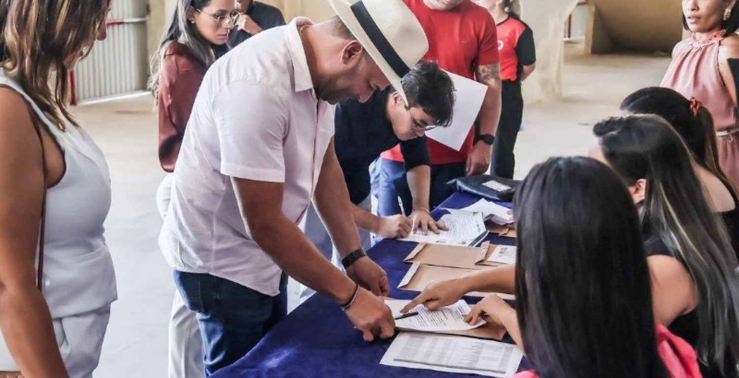 Prefeitura de Sobrado recebe micro-�nibus do Programa Caminho da Escola para fortalecer o transporte escolar